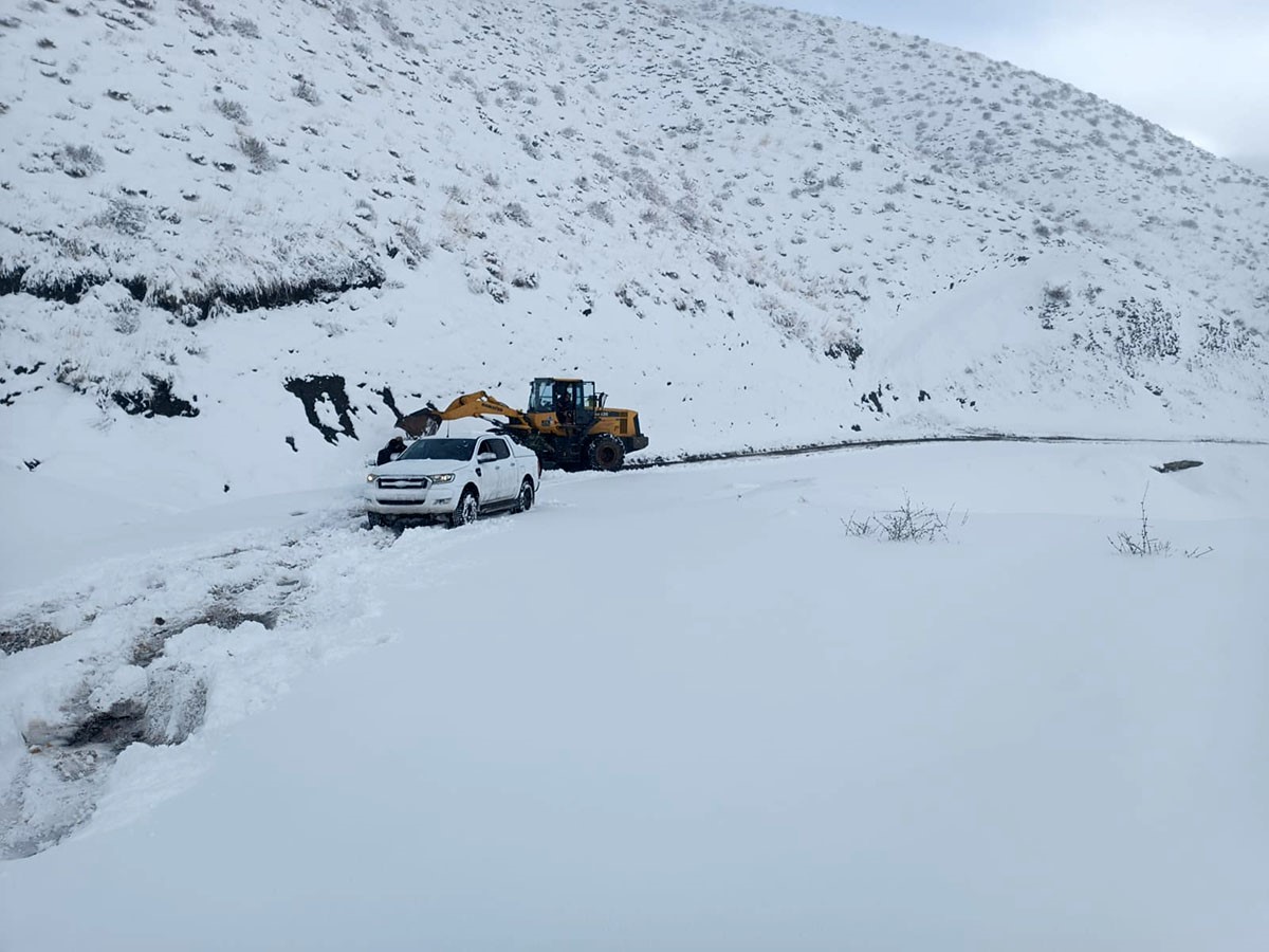 Siirt’te araç sürücüleri kar nedeniyle yolda mahsur kaldı