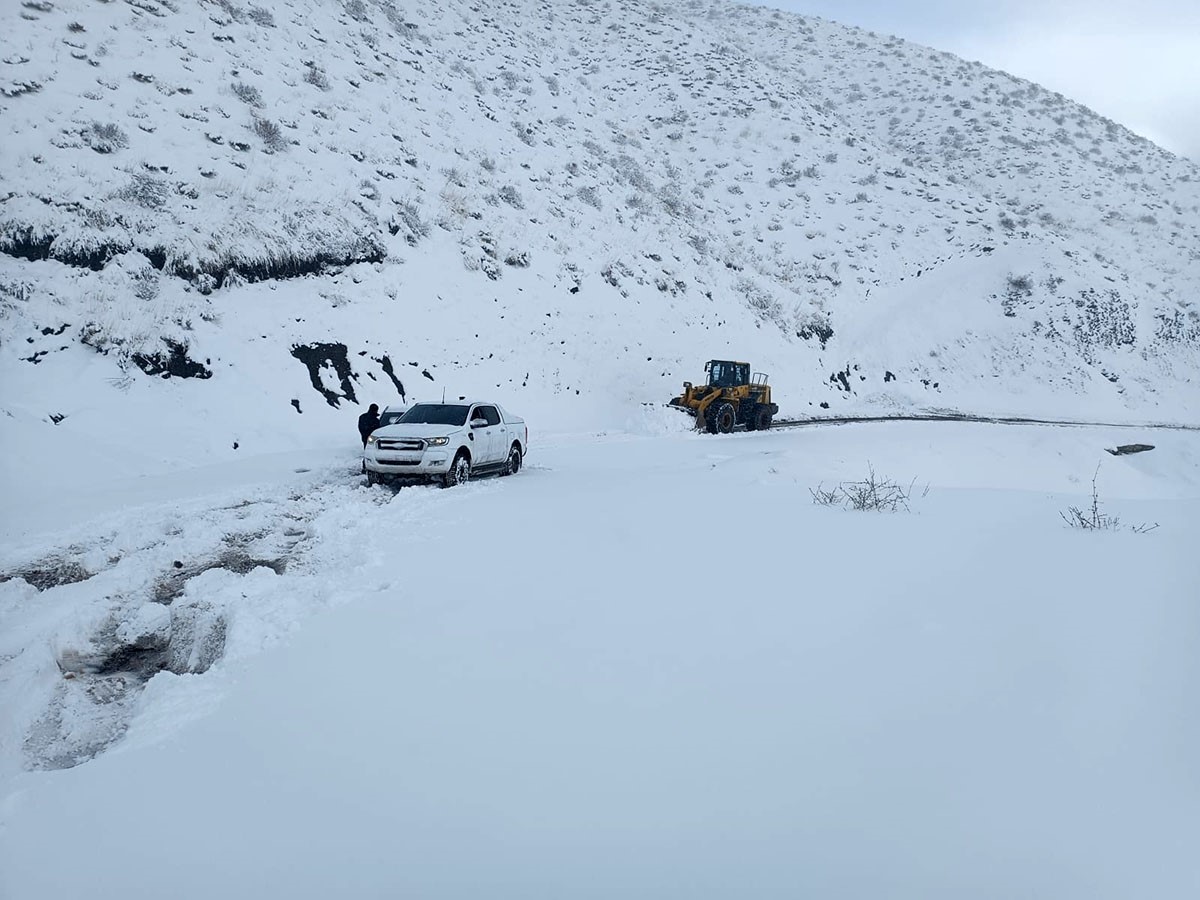Siirt’te araç sürücüleri kar nedeniyle yolda mahsur kaldı