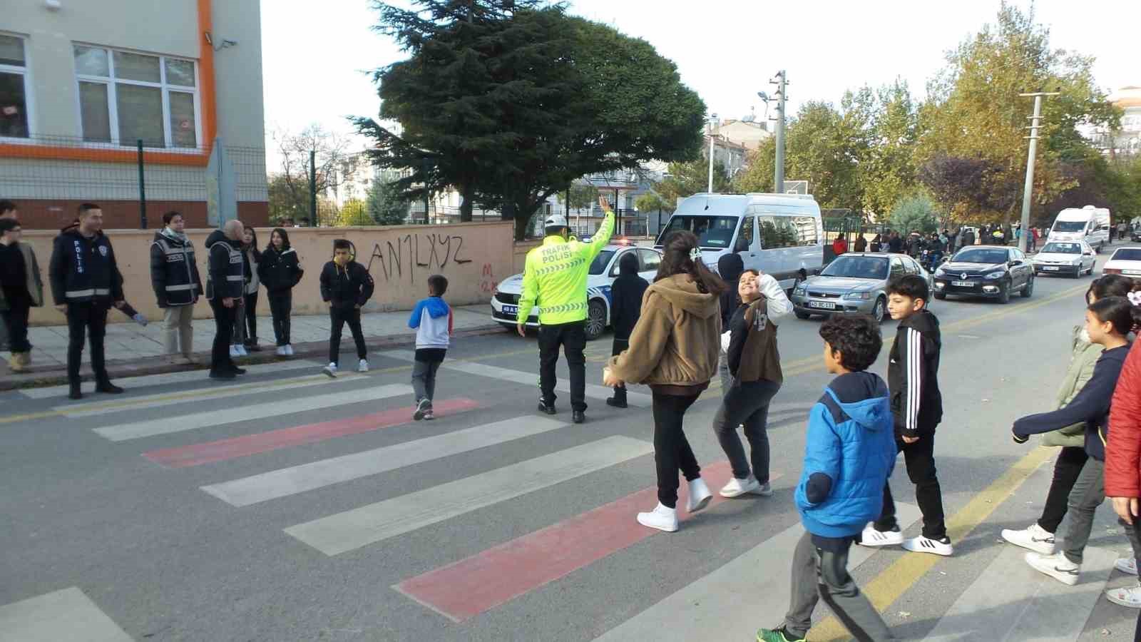 Polis ekipleri okul çevrelerinde denetimlerini arttırdı
