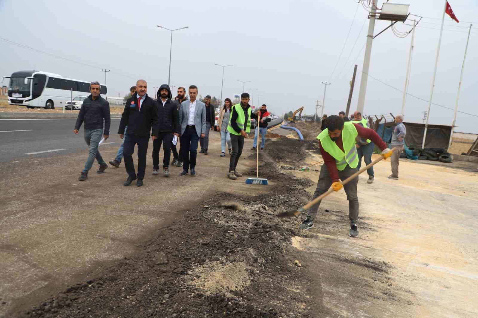 DİSKİ ekipleri Mardin yoluna yeni i&ccedil;me suyu hattı d&ouml;ş&uuml;yor
