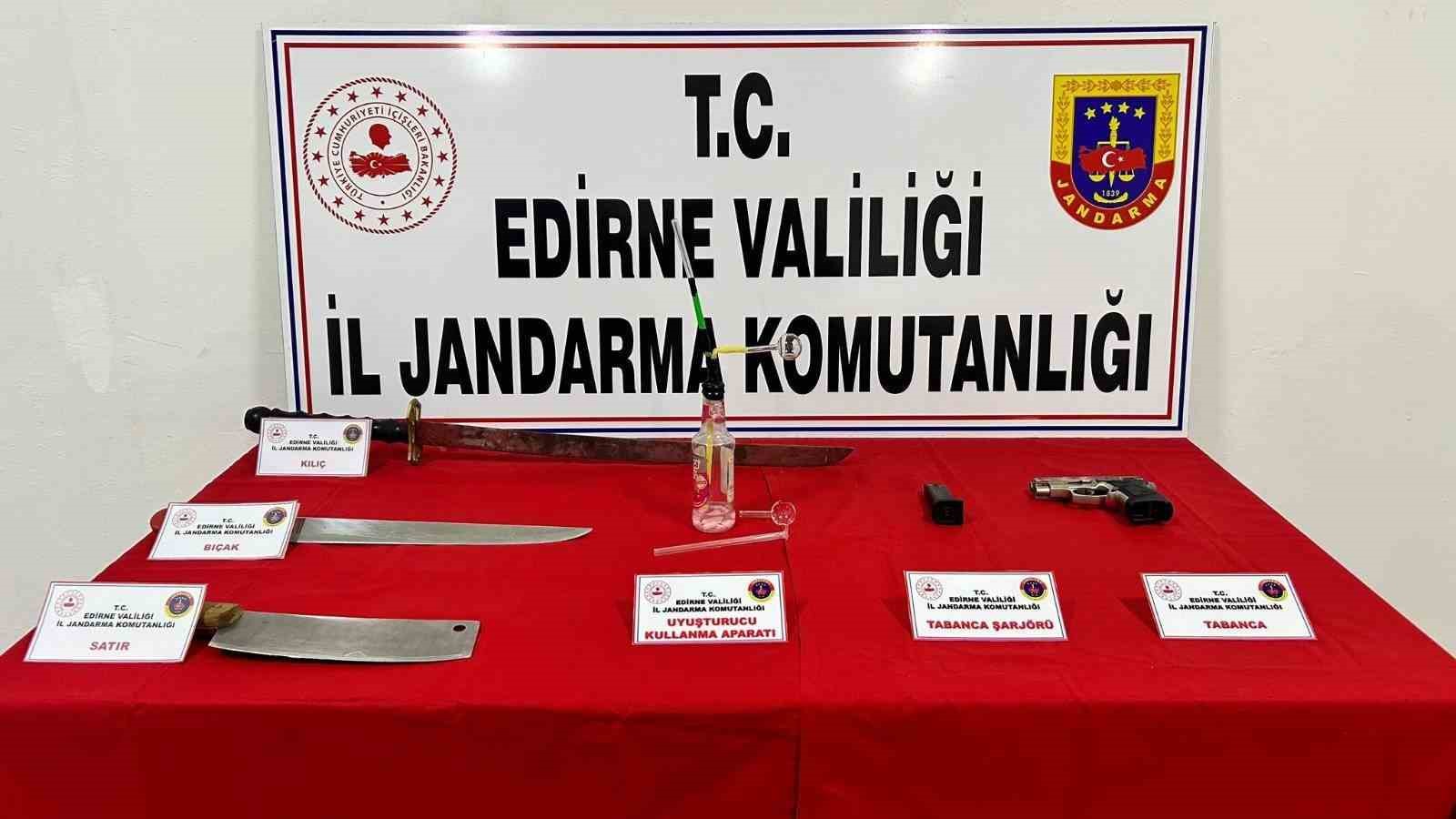 Uzunk&ouml;pr&uuml;&rsquo;de 2 evde silah ve uyuşturucu kullanma aparatı ele ge&ccedil;irdi
