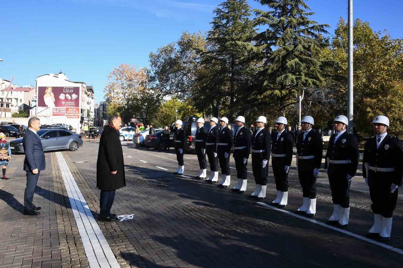 Bakan &Ouml;zhaseki, Uşak&rsquo;ta kentsel d&ouml;n&uuml;ş&uuml;m&uuml;n startını verdi
