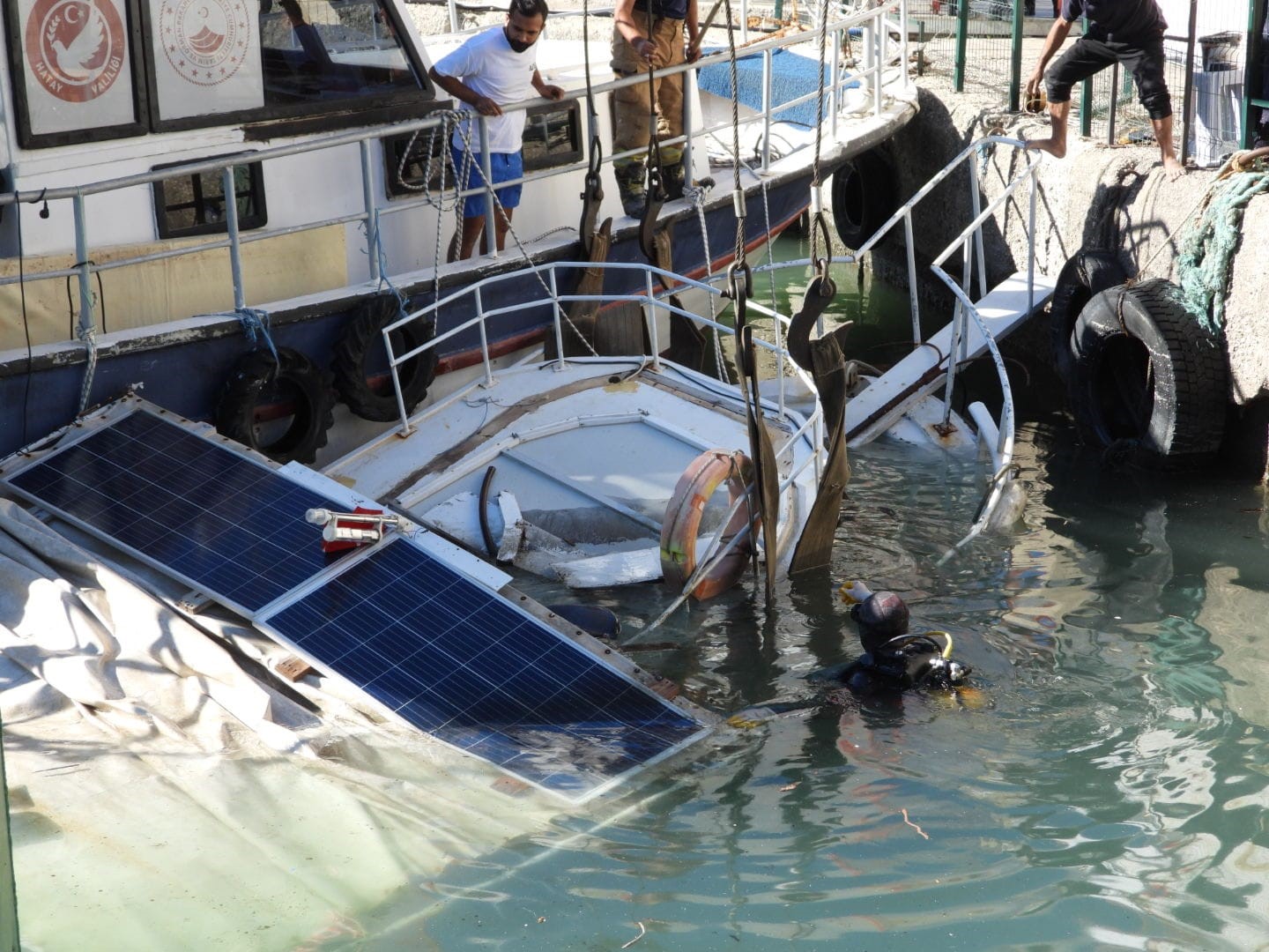 Hatay’da fırtınada batan tekne karaya çıkarıldı