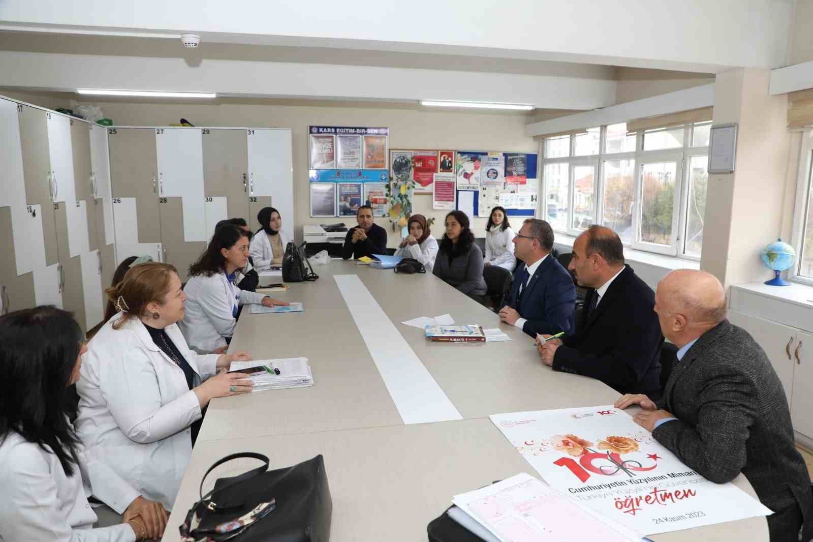 Kars Valisi Polat okul ziyaretlerini s&uuml;rd&uuml;r&uuml;yor
