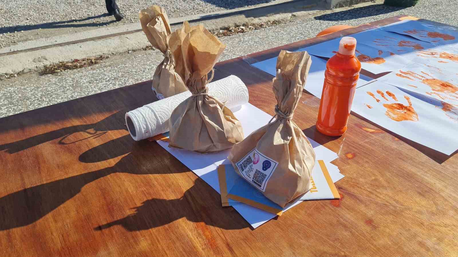 Kadına şiddet farkındalığı i&ccedil;in denizde pankart a&ccedil;tılar
