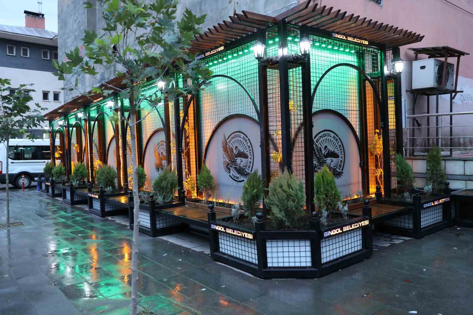 Bing&ouml;l Belediyesi kendi &uuml;retimiyle şehri s&uuml;sl&uuml;yor
