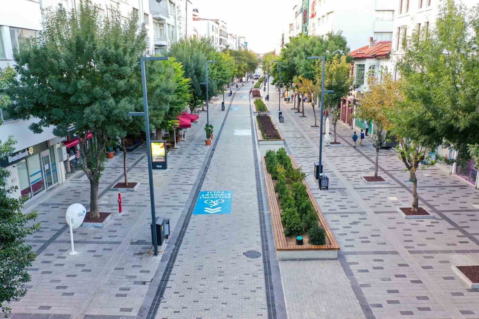 Uşak&rsquo;ta yenilenen İsmetpaşa Caddesi&rsquo;nin a&ccedil;ılışını Bakan &Ouml;zhaseki yaptı
