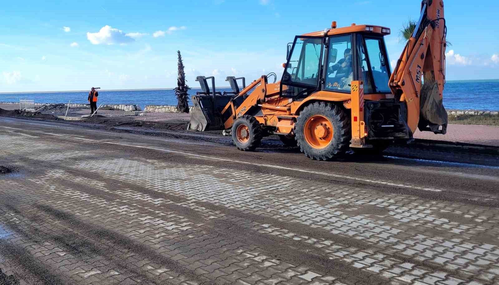 Dev dalgalar sebebiyle &ccedil;&ouml;ken yolda onarım &ccedil;alışması başlatıldı
