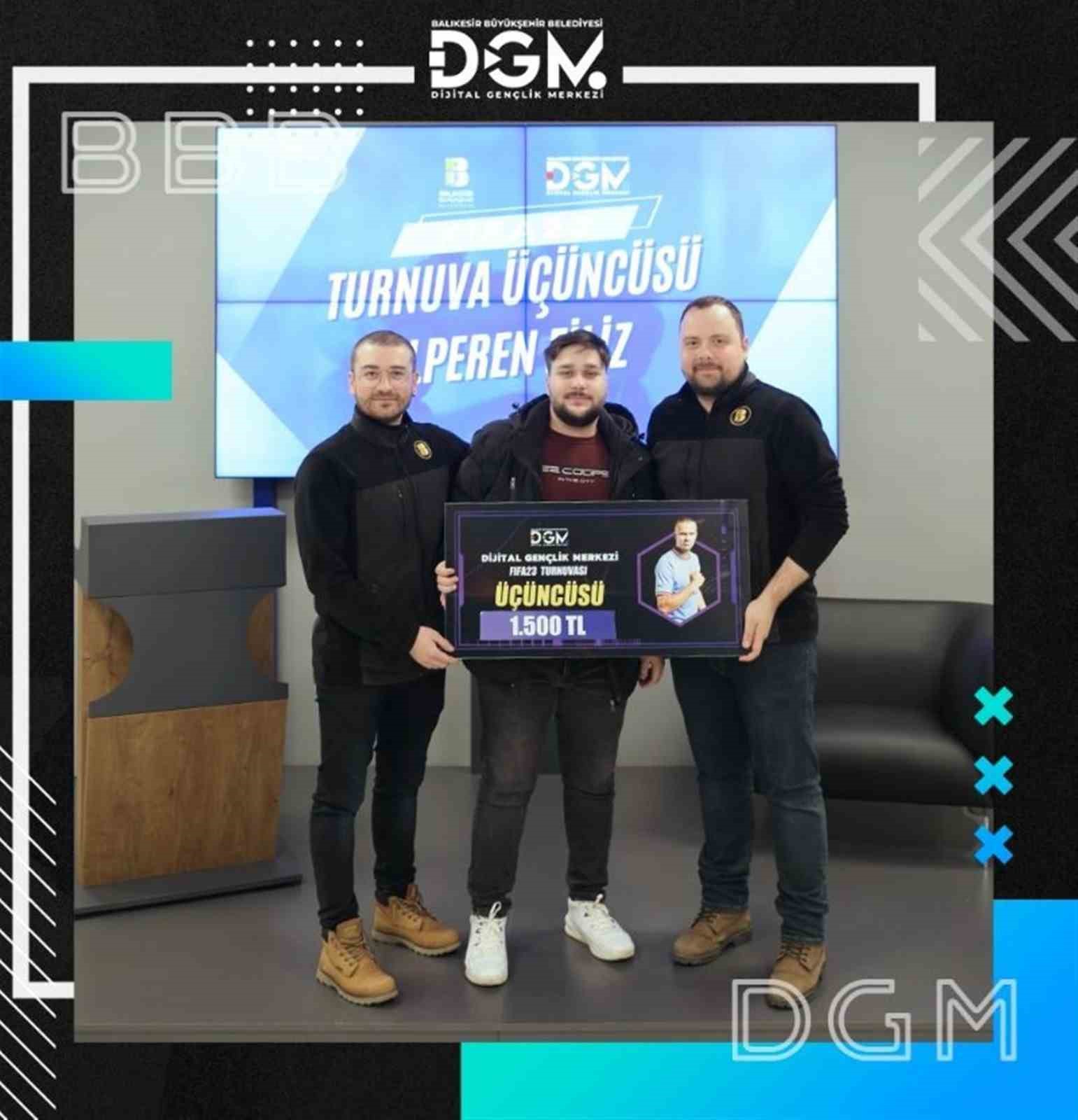 Gen&ccedil;ler klavyeleri &ouml;d&uuml;l i&ccedil;in kullandı
