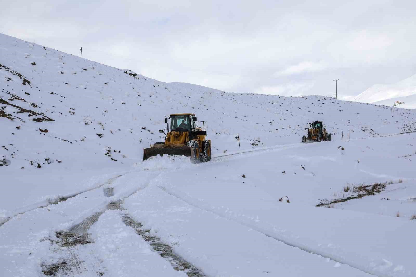 Van’da 600 personelle karla mücadele çalışması
