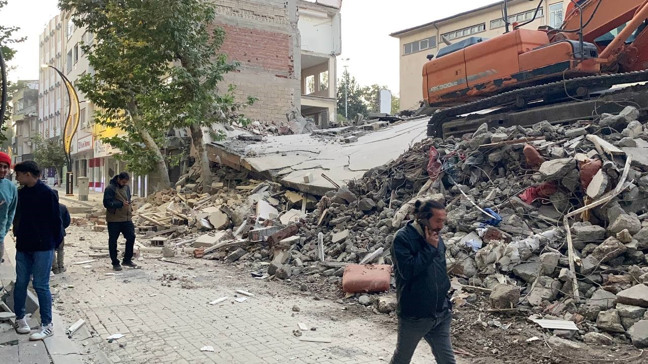 Ağır hasarlı 5 katlı bina &ccedil;&ouml;kt&uuml; 