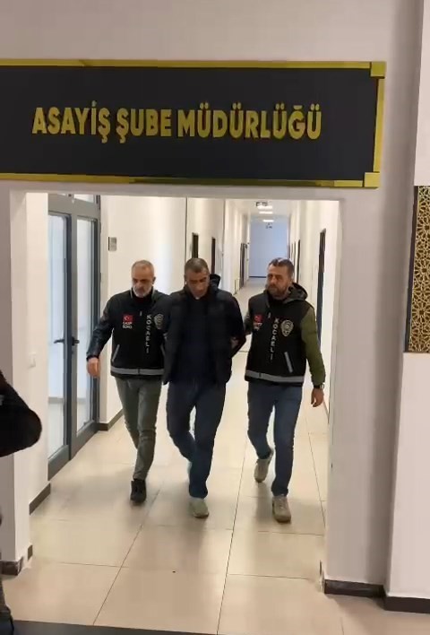 Dükkanın girişinde başından vurulan genç hayatını kaybetti

