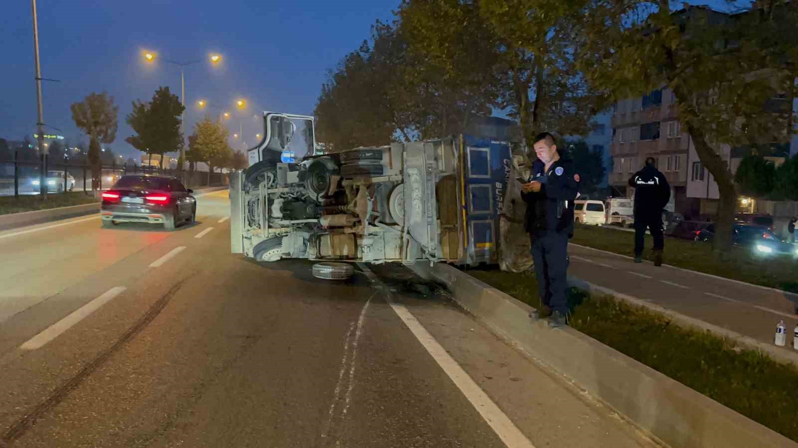 Lastiği patlayan kamyonet devrildi 