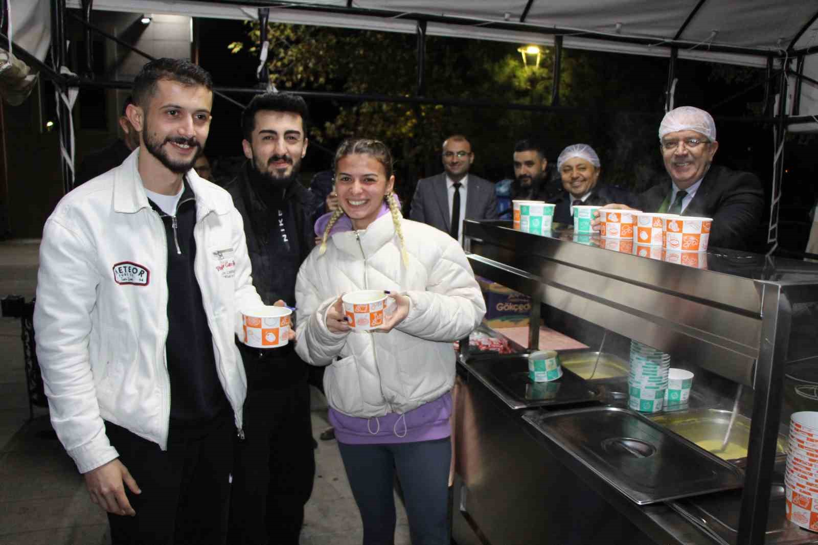 Amasya Üniversitesi’nde sınavlara hazırlanan öğrencilere sıcak çorba