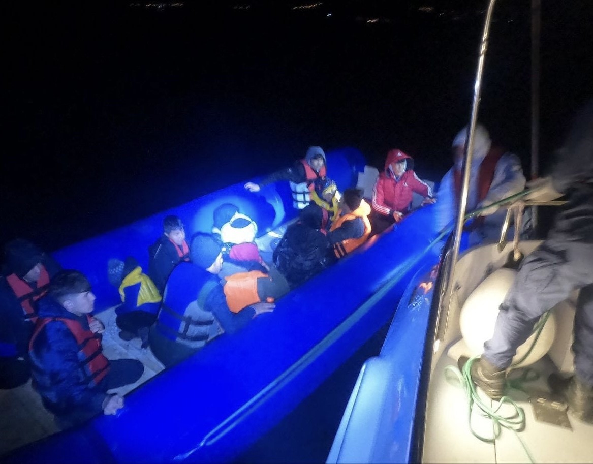 Ayvacık a&ccedil;ıklarında 47 ka&ccedil;ak g&ouml;&ccedil;men kurtarıldı
