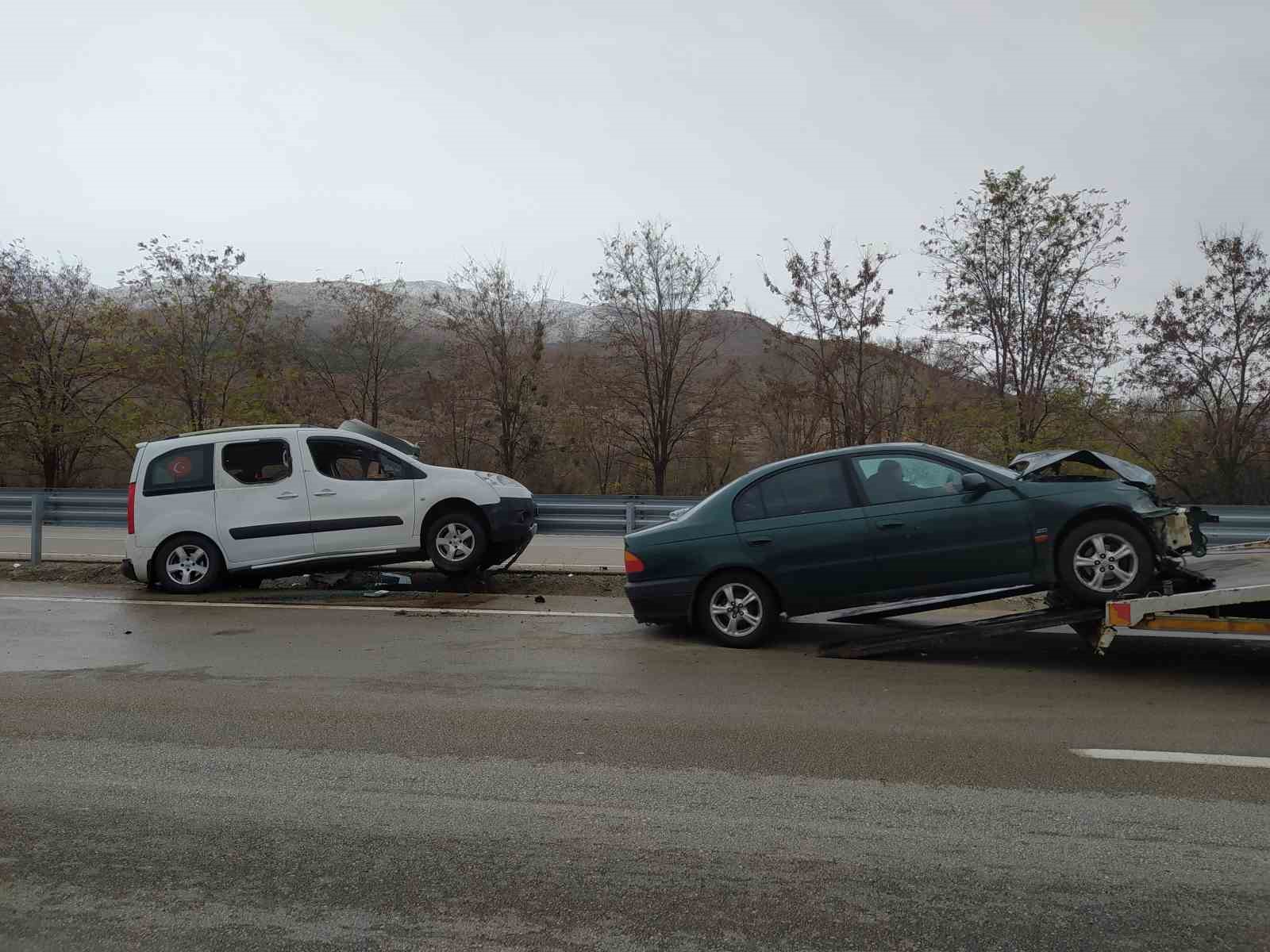 Gizli buzlanma kazaları beraberinde getirdi: 4 yaralı