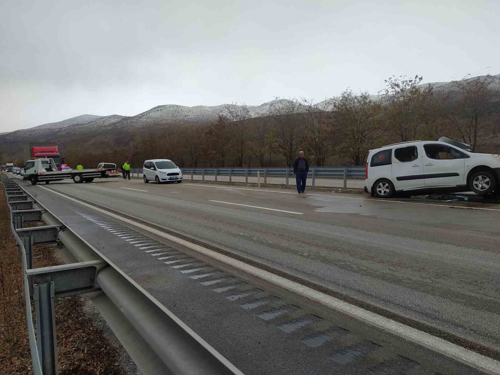 Gizli buzlanma kazaları beraberinde getirdi: 4 yaralı
