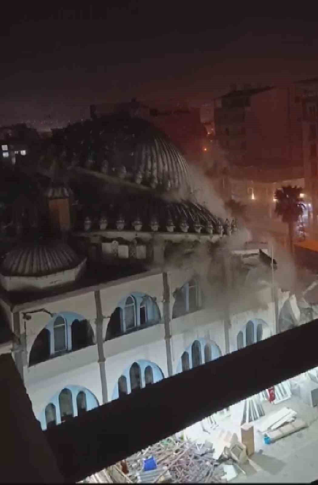 Ağır hasarlı cami yıkım esnasında çöktü, o anlar kamerada