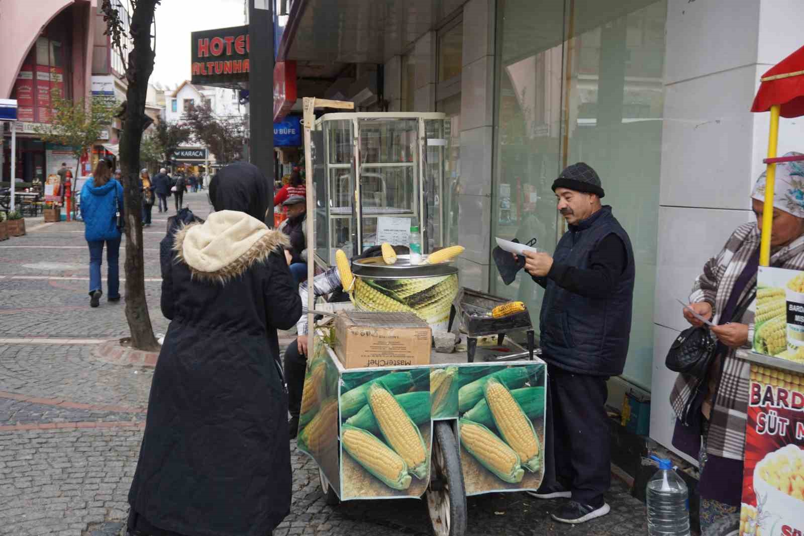 Edirne&rsquo;de iki g&ouml;n&uuml;ll&uuml; anne, &ccedil;ocuklarıyla birlikte broş&uuml;r dağıtarak boykot &ccedil;ağrısı yaptı
