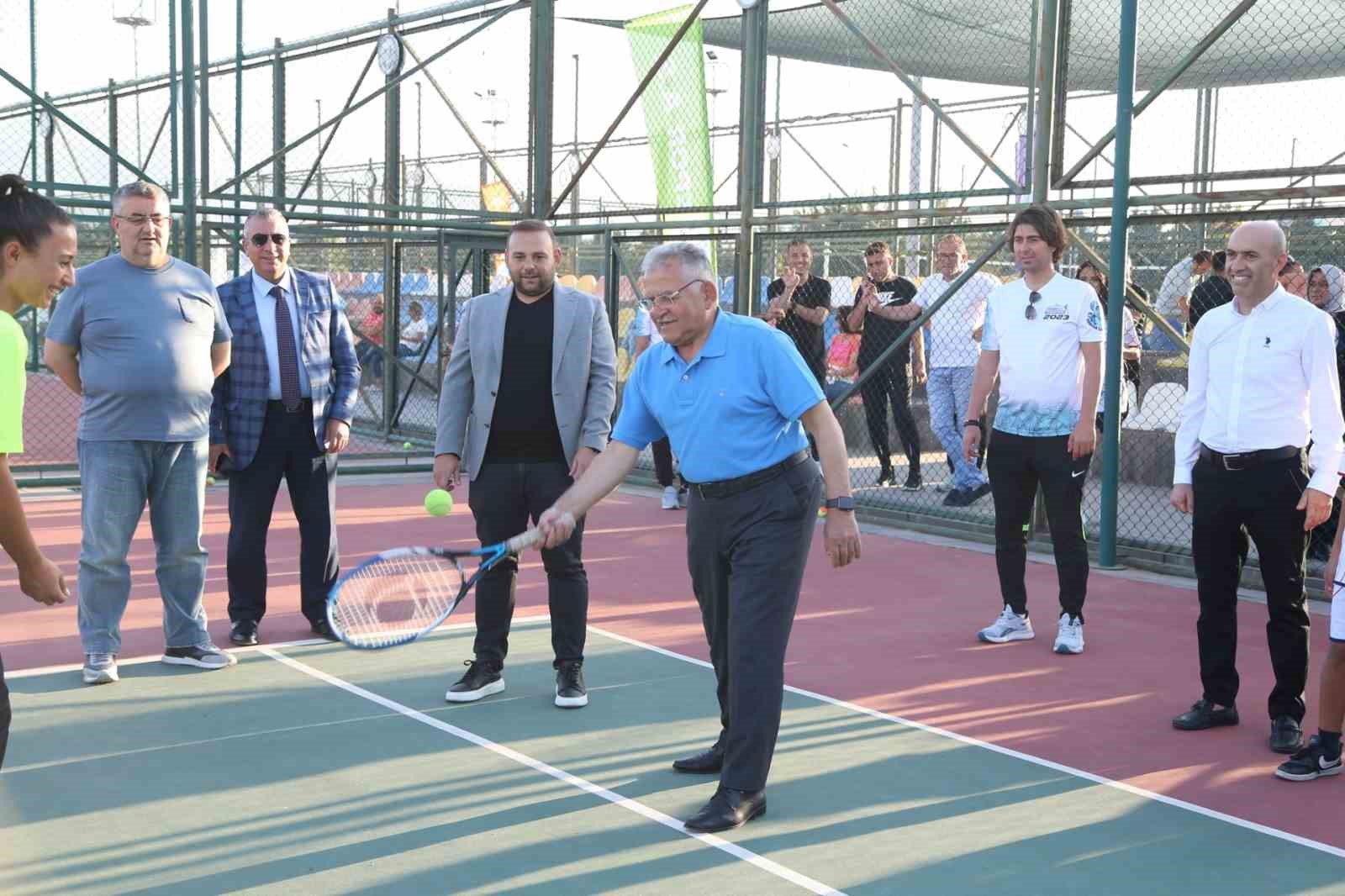 Büyükşehir’in tenis kortlarından 60 bini aşkın vatandaş faydalandı