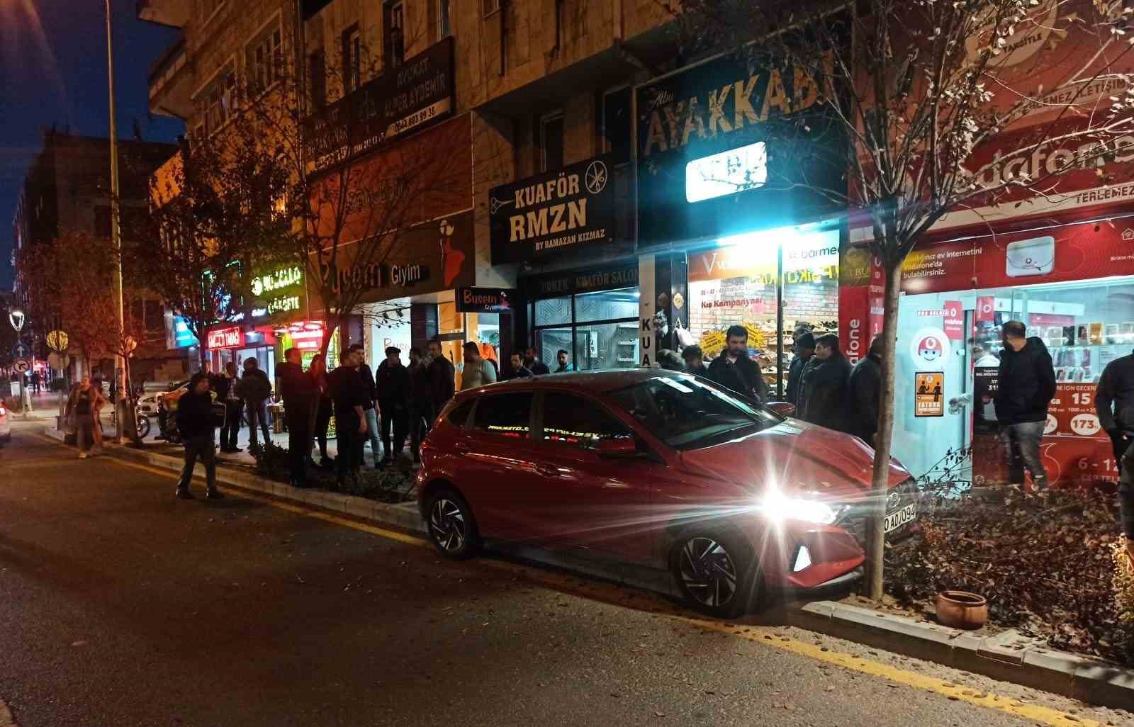 Kontrol&uuml; kaybedince aracıyla kaldırıma &ccedil;ıktı
