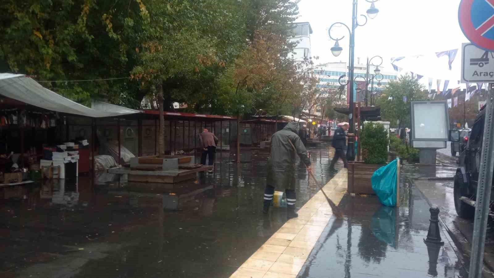 Diyarbakır&rsquo;da yağış sonrası sokaklarda temizlik yapıldı
