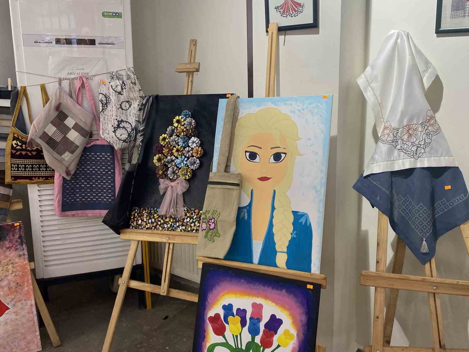 Kadına şiddetle m&uuml;cadele g&uuml;n&uuml;nde kadınlar sergi a&ccedil;tı
