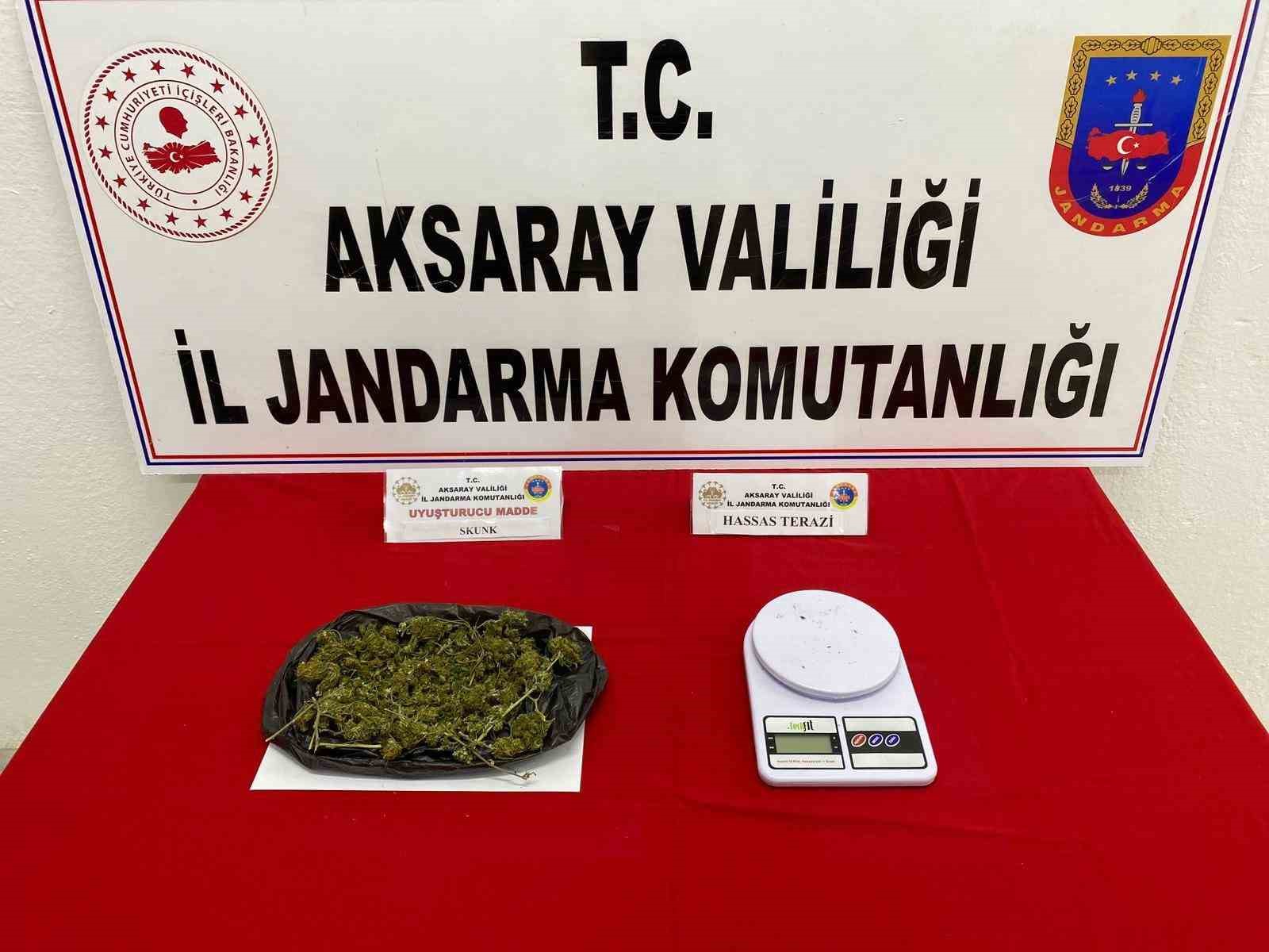 Jandarmanın ş&uuml;phelendiği ara&ccedil;ta uyuşturucu &ccedil;ıktı
