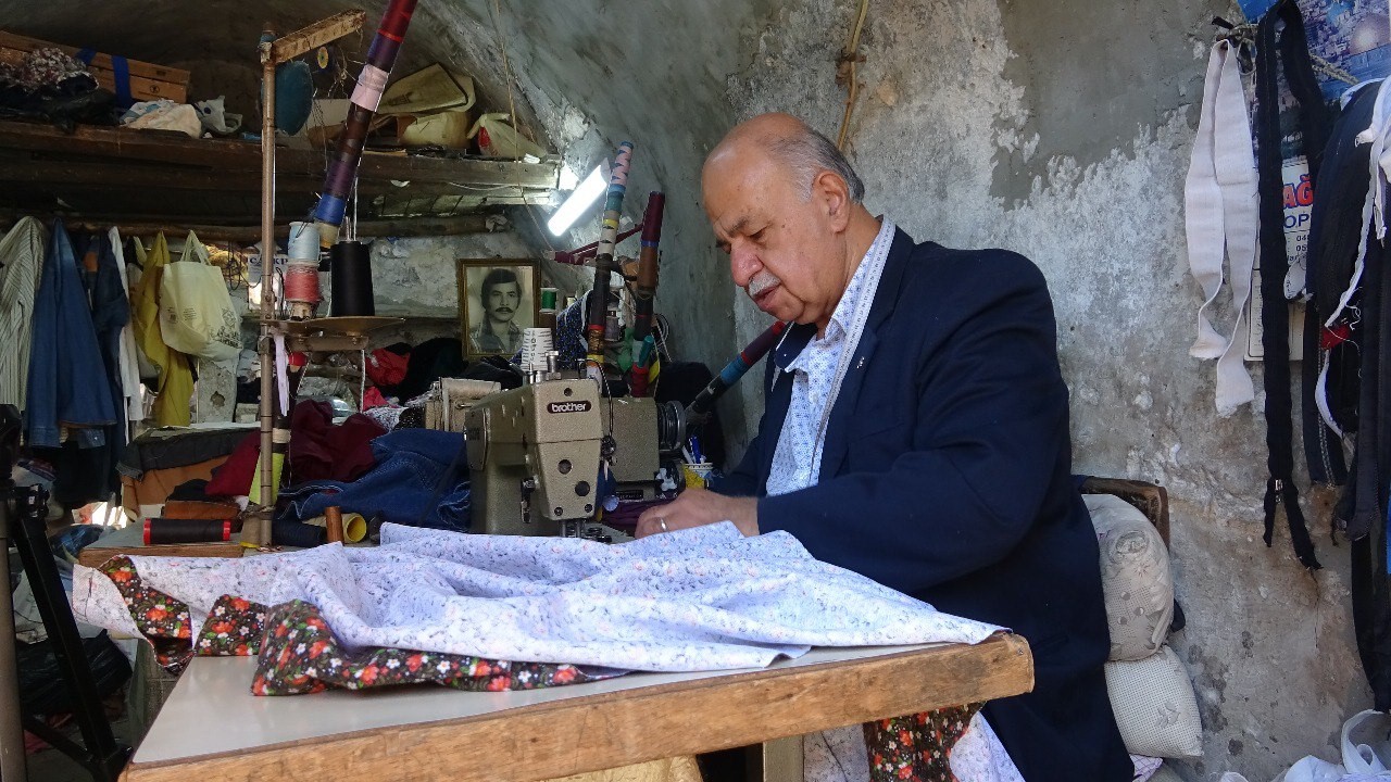 Mardin’de 60 yıldır terzilik yaparak 4 çocuğu ve eşini üniversiteli yaptı