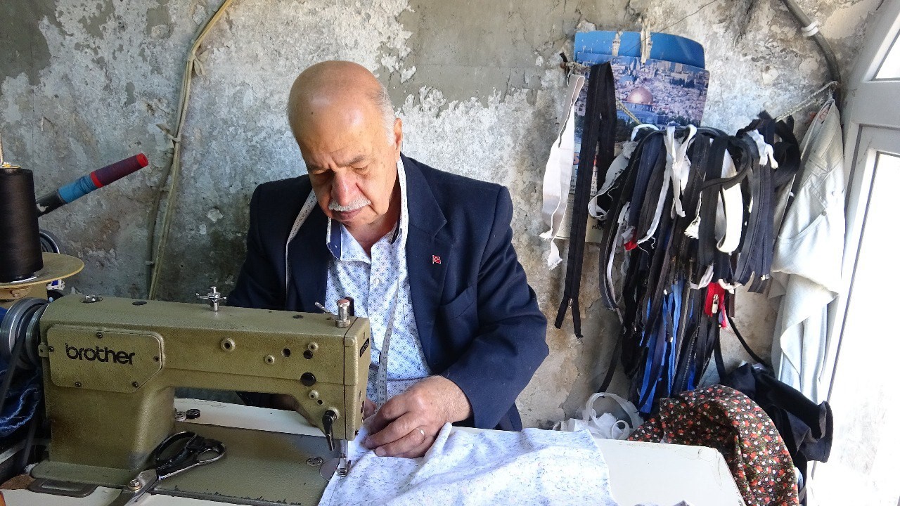 Mardin’de 60 yıldır terzilik yaparak 4 çocuğu ve eşini üniversiteli yaptı