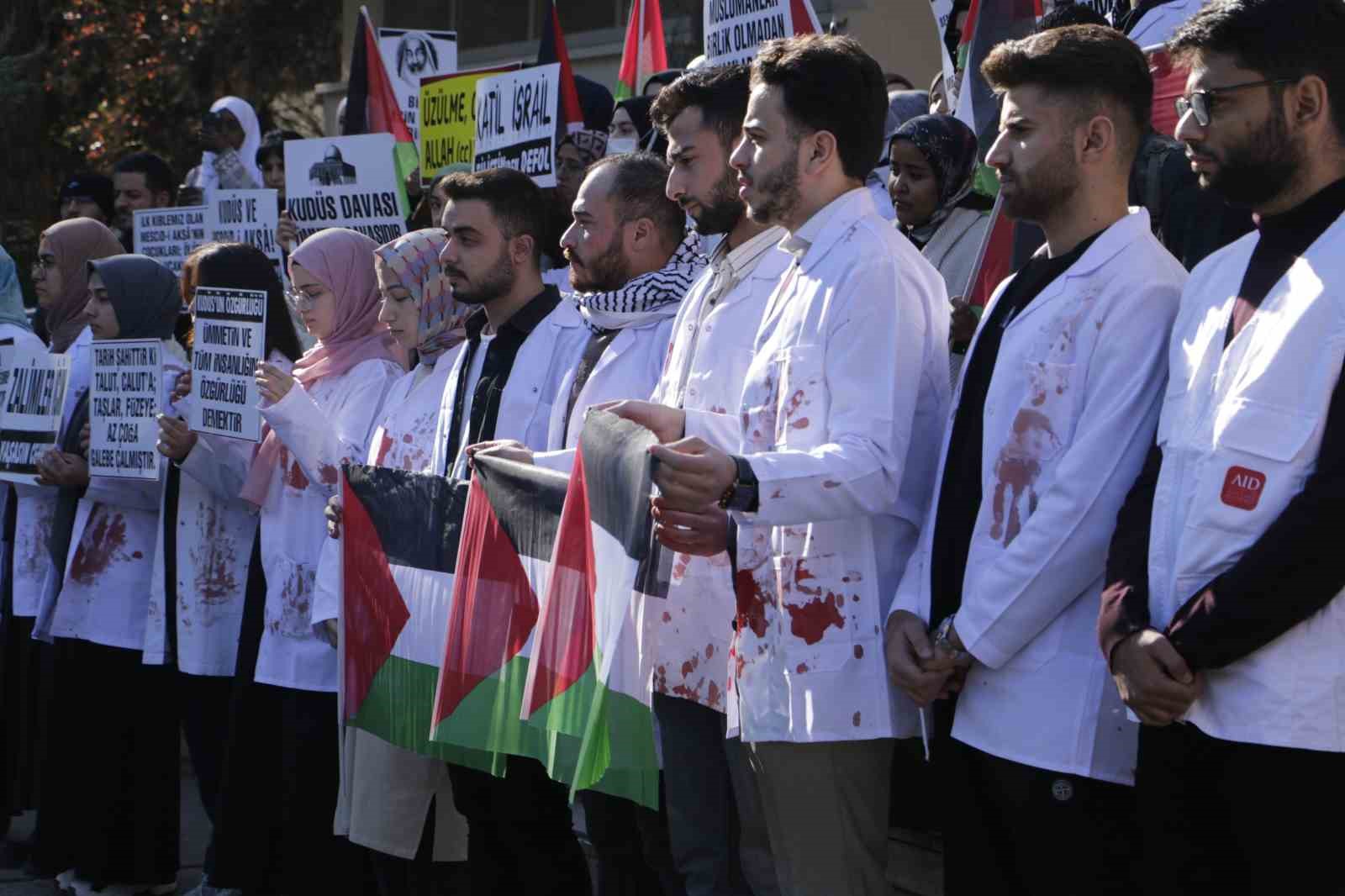 Diyarbakır&rsquo;da tıp &ouml;ğrencilerinden kefenli protesto
