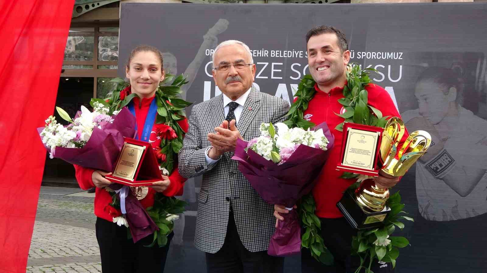 Avrupa şampiyonu Gamze&rsquo;ye g&ouml;rkemli karşılama
