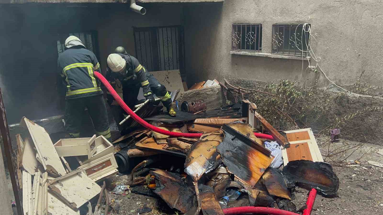 İstanbul&rsquo;dan misafirliğe geldiler yangında zehirlendiler
