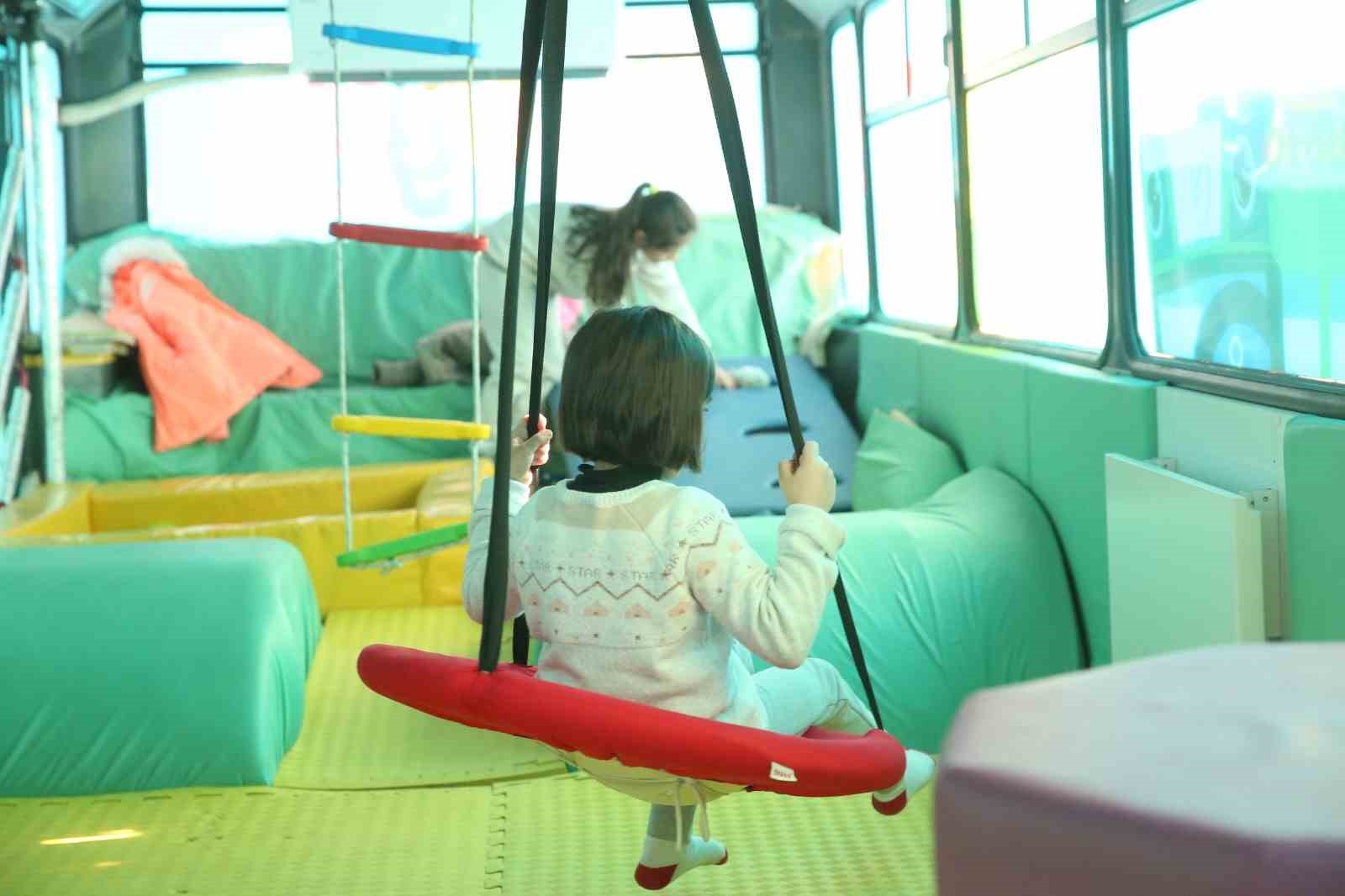 Merkezefendili çocuklar oyun otobüsünde eğlenerek öğreniyor
