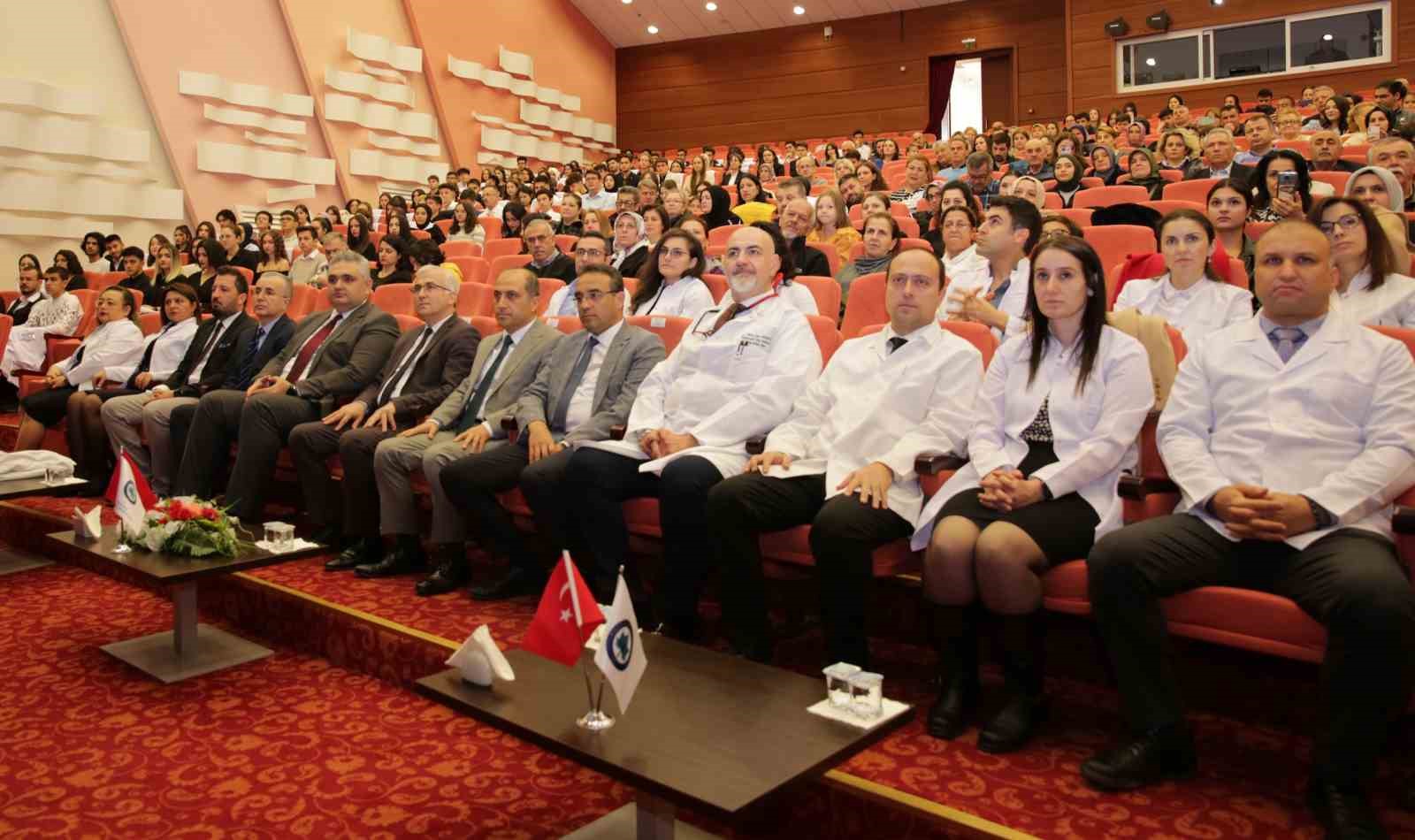 The young dental candidates of the ESOGÜ wore the white coat
