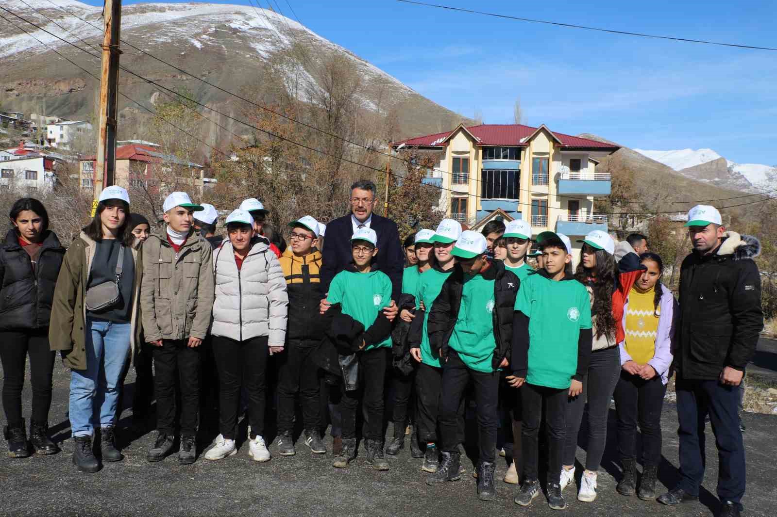 Vali Ali Çelik, öğrencilerle çöp topladı