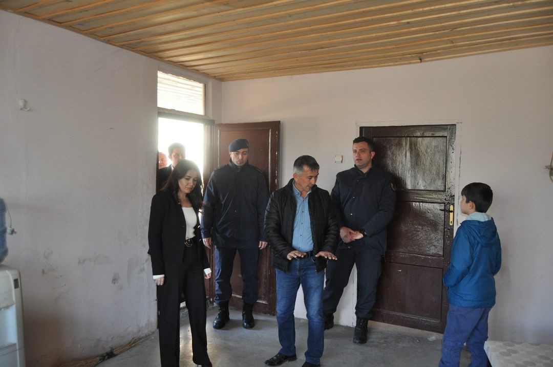 Laçin Kaymakamı Şimşek, köy camisinde incelemelerde bulundu