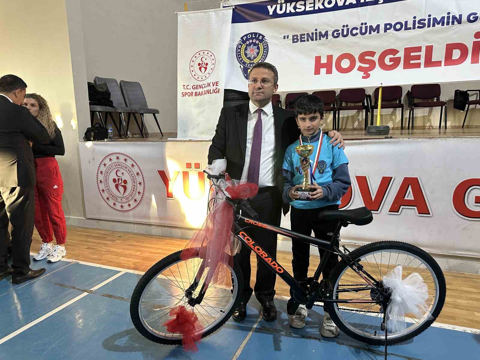 Yüksekova’da 100 öğrencinin katılımıyla satranç turnuvası düzenlendi