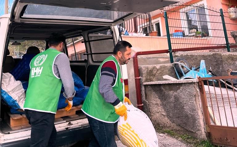 Kütahya İHH’dan ihtiyaç sahibi 300 aileye soba, kömür ve erzak yardımı