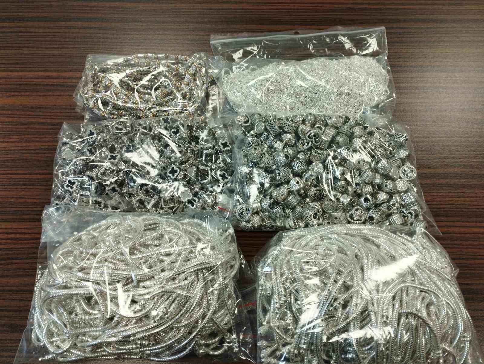 Sınır kapısında ka&ccedil;ak altın ve g&uuml;m&uuml;ş s&uuml;s eşyası ele ge&ccedil;irildi
