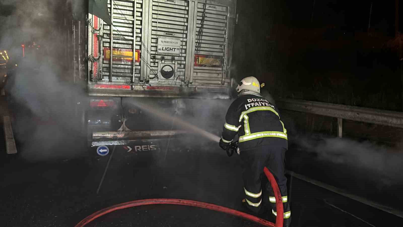 Alevlere teslim olan tırı itfaiye ekipleri söndürdü