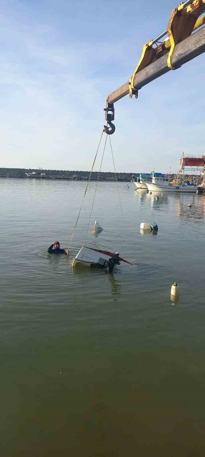 Alaplı&rsquo;da batan tekneler karaya &ccedil;ıkarıldı

