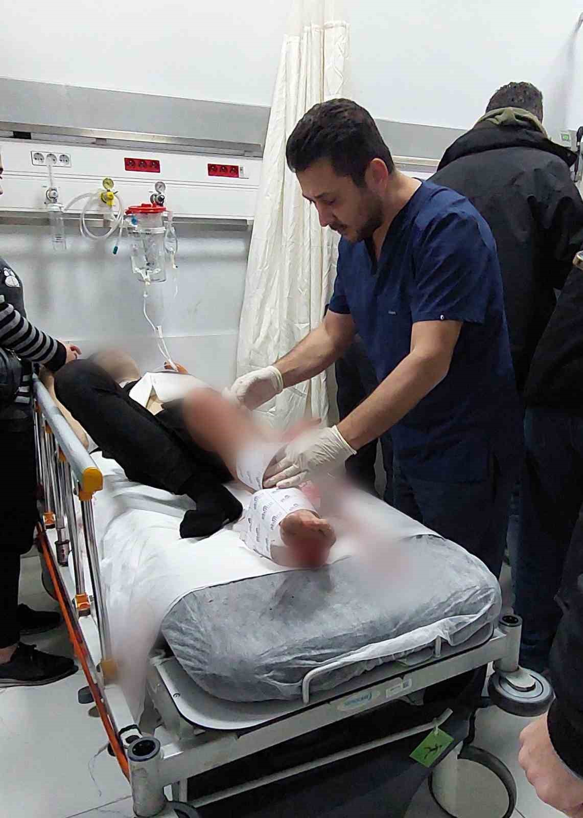 Bıçaklı saldırıya uğrayan 2 arkadaş hastanelik oldu