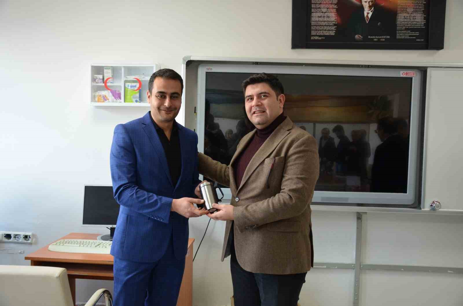 Emet Kaymakamı Seyman ve Belediye Başkanı Doğan&rsquo;dan &ouml;ğretmenlere hediye
