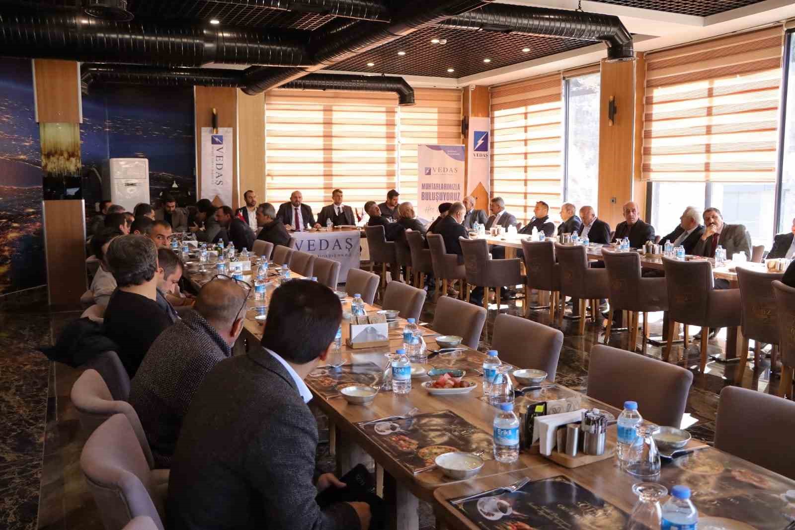 VEDAŞ heyeti Hakkarili muhtarlarla toplantı yaptı