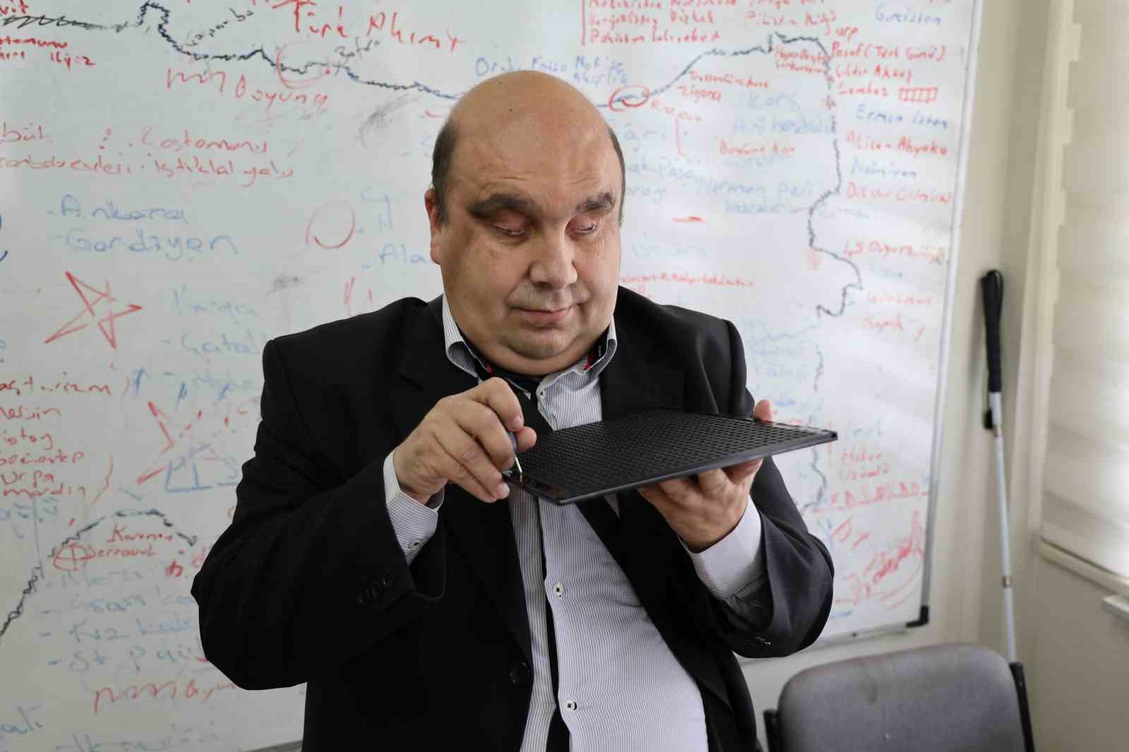 Görme engelli öğretmenler kursiyerlerin hayatlarına dokunuyorlar