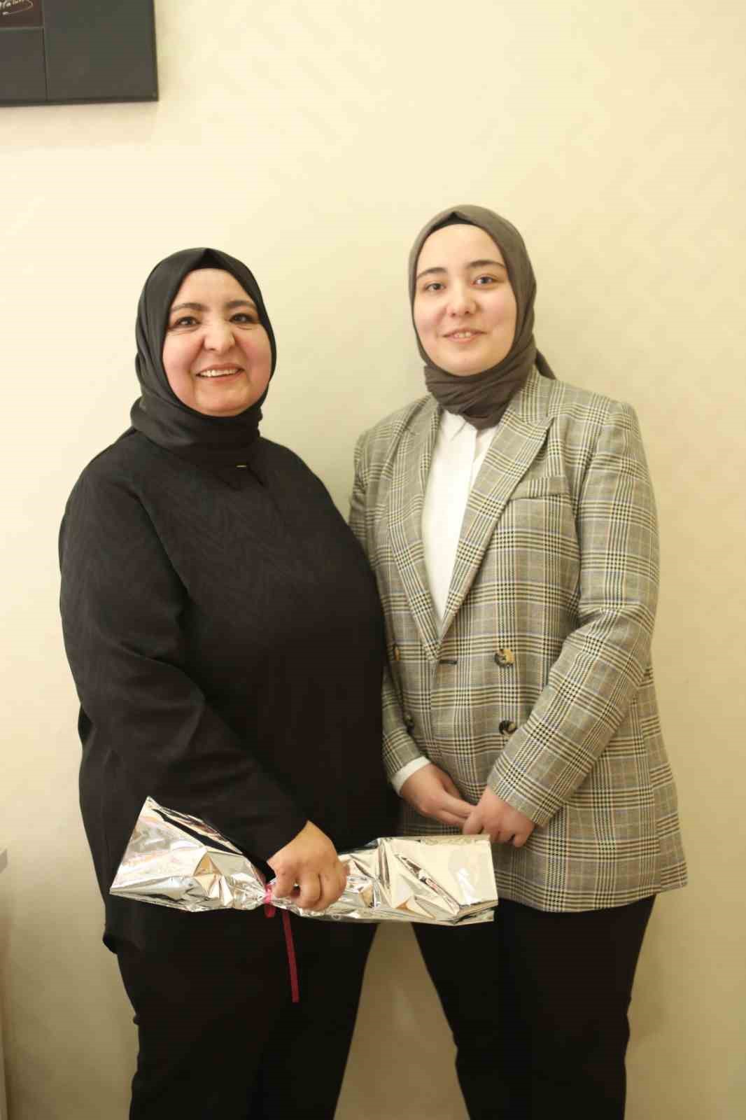 Koroya giren anneden kızına unutulmayacak &Ouml;ğretmenler G&uuml;n&uuml; s&uuml;rprizi
