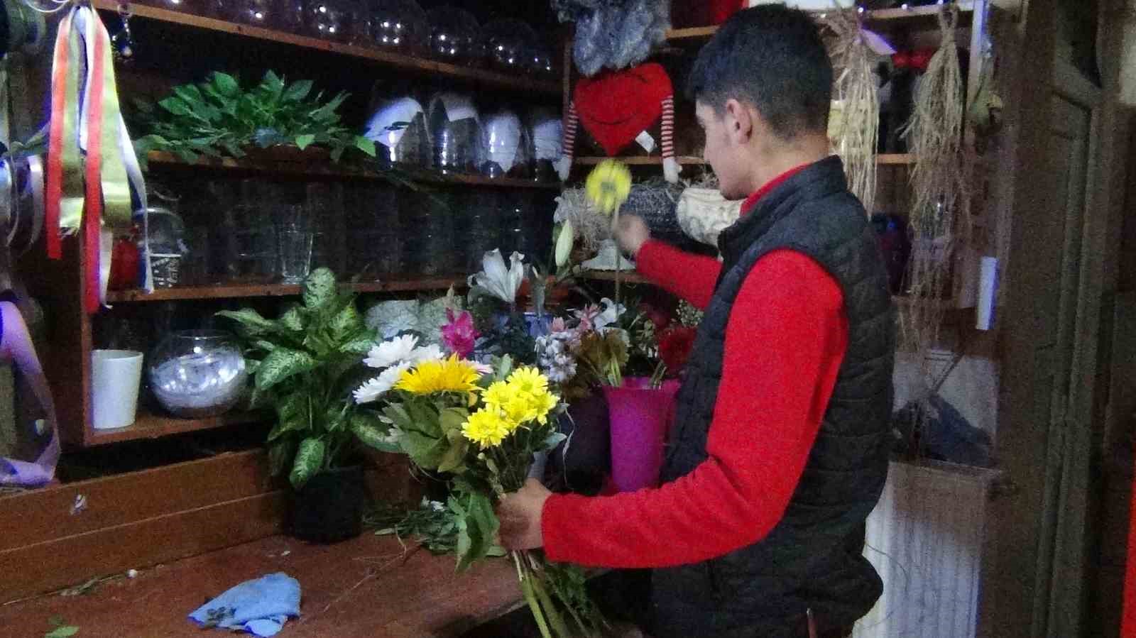 Kars&rsquo;ta &ccedil;i&ccedil;ekler &ouml;ğretmenlere hazırlanıyor
