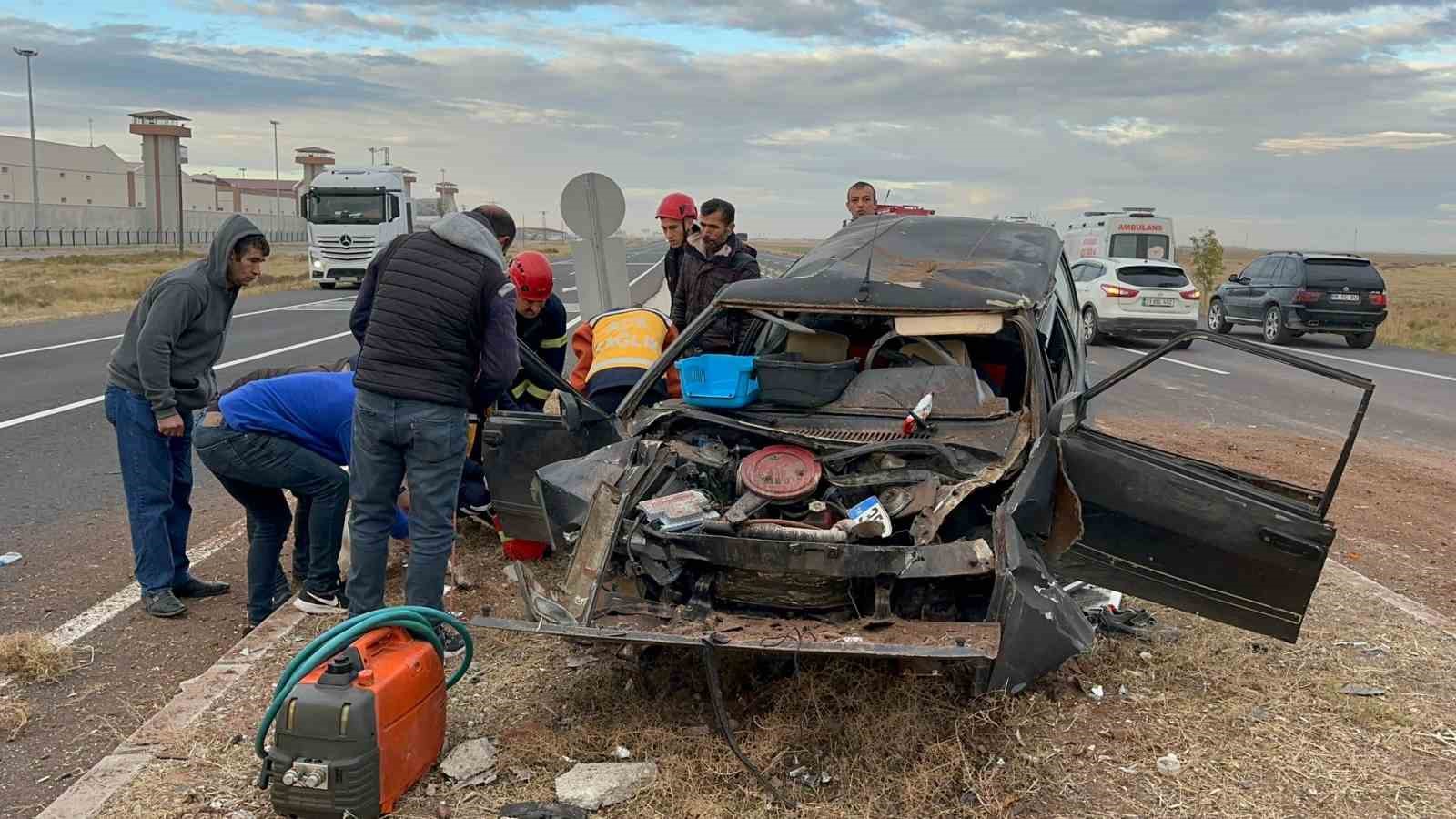 Takla atan otomobilin s&uuml;r&uuml;c&uuml;s&uuml; yaralandı, annesi hayatını kaybetti
