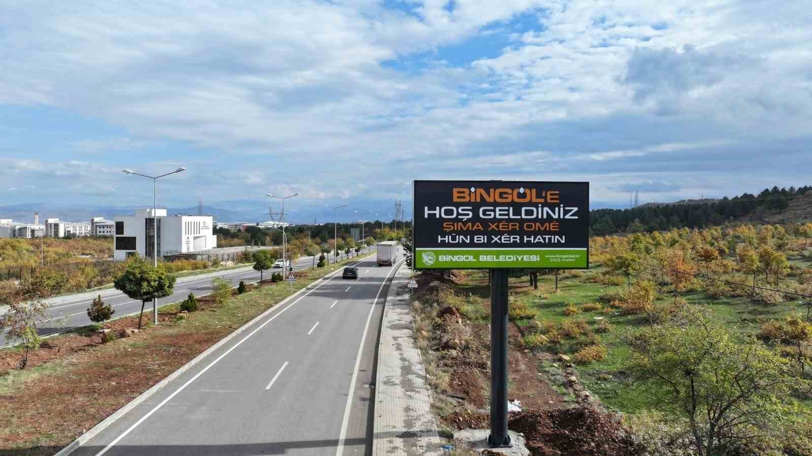 Bing&ouml;l Belediyesi&rsquo;nden şehrin girişine &uuml;&ccedil; dilli tabela
